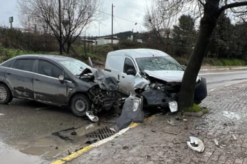 Kocaeli'de Hafif Ticari Araç ile Otomobil Çarpıştı: 3 Yaralı