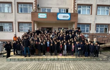 Köy Okullarında Sıcak Bir Dokunuş: Bin 231 Öğrenciye Mont Yardımı