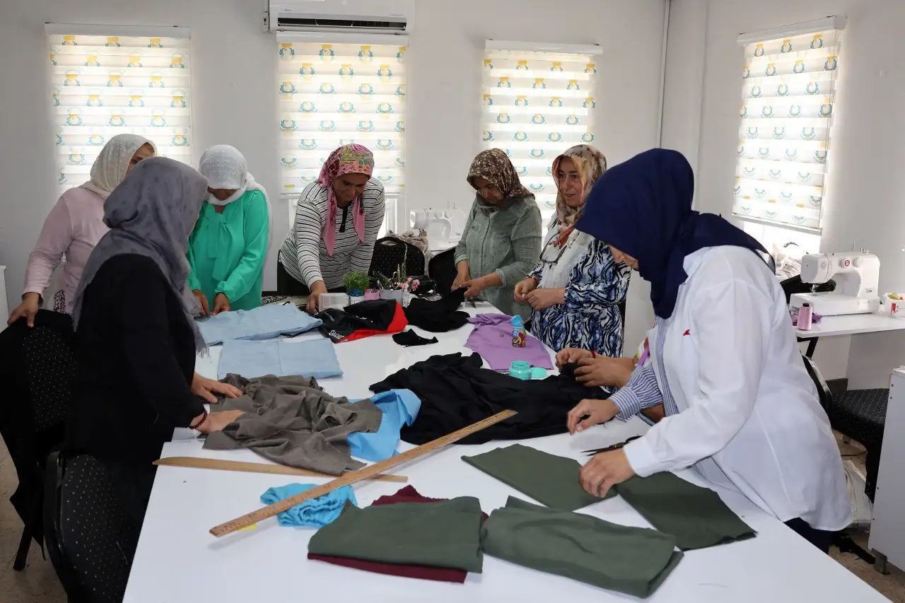 K&uuml;lt&uuml;r Merkezi Kadınların Umut Kapısı Oldu: Eğitim, &Uuml;retim ve Sosyal Hayat Bir Arada