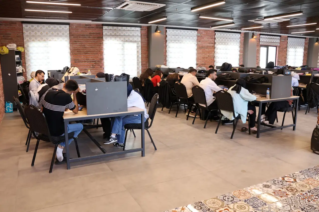 K&uuml;t&uuml;phaneler Gen&ccedil;lerin Sınav Maratonuna Destek Oluyor