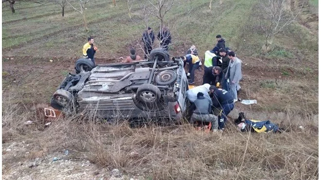 Malatya'da Lastiği Patlayan Otomobil Şarampole Yuvarlandı: 8 Kişi Yaralandı