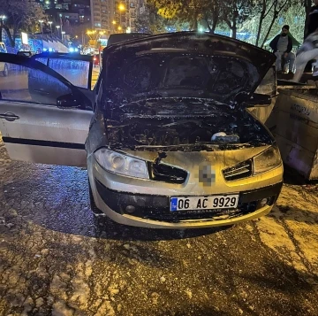 Mardin Artuklu'da Park Halindeki Otomobil Alevlere Teslim