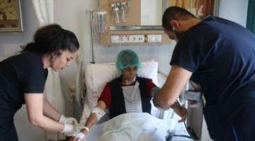 Mardin'de 79 Yaşındaki Hastanın Dizlerindeki Eğrilik Ameliyatla Giderildi