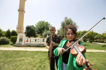 Mardin'de Baba ve Kızı Aynı Sahneyi Paylaşıyor: Müzik Tutkusu Nesilden Nesile Geçiyor
