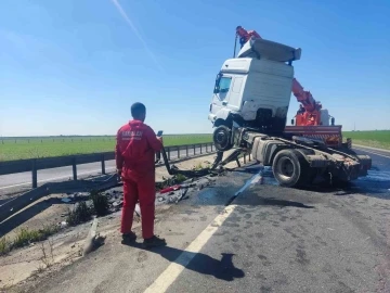 Mardin’de Bariyerlere Çarpan Tır Sürücüsü Yaralandı