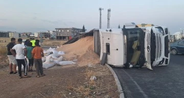 Mardin'de Buğday Yüklü Tır Devrildi