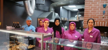 Mardin'de Depremzedeler Ücretsiz Yemek Verilen Restoranda İstihdam Ediliyor