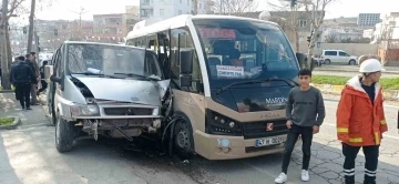 Mardin'de İki Minibüsün Çarpışması Sonucu 6 Kişi Yaralandı