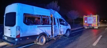 Mardin'de Öğrenci Minibüsü ve Tırın Korkunç Çarpışması: 15 Yaralı