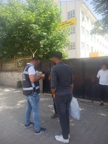 Mardin’de Polis Ekiplerinden Okul Çevreleri ve Servis Araçlarına Yoğun Denetim