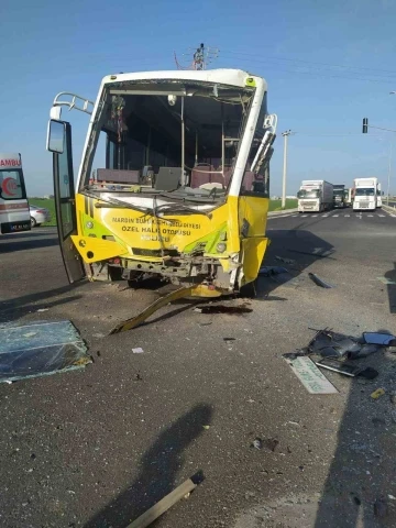 Mardin'de Sabah Trafiğinde Korkunç Kaza: Bir Halk Otobüsü ve Tır Çarpıştı, 12 Yaralı