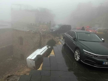 Mardin'de Sağanak Felaketi: Yol Çöktü, Araçlar Hasar Gördü