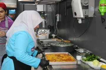Mardin'de Sığınmacı, Depremzede ve Kadınların Başarısı İçin Restoran Açıldı