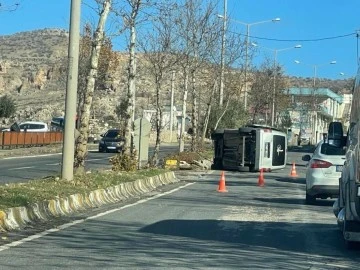 Mardin'de Trafik Kazası: Hafif Ticari Araç Devrildi, 4 Kişi Yaralandı