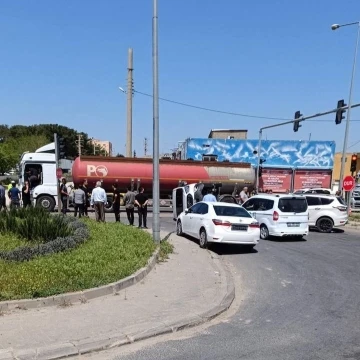 Mardin'de Trafik Kazası: Tır Minibüse ve Hafif Ticari Araça Çarptı, 4 Yaralı
