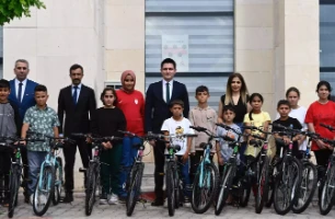 Mardin Derik'te Çocukların Yüzü Bisikletlerle Güldü