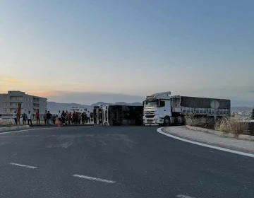 Mardin Kızıltepe'de Virajı Alamayan Buğday Yüklü Kamyon Devrildi