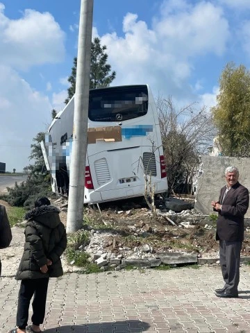 Mardin Nusaybin'de Kontrolden Çıkan Yolcu Otobüsü Bir Evin Bahçesine Girdi