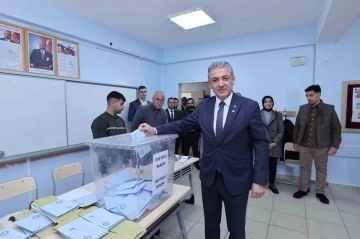 Mardin Valisi Ailesiyle Birlikte Oy Kullandı: Seçim Güvenliğine Vurgu
