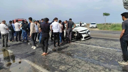 Minibüs ile Otomobil Çarpıştı: 5 Kişi Yaralandı