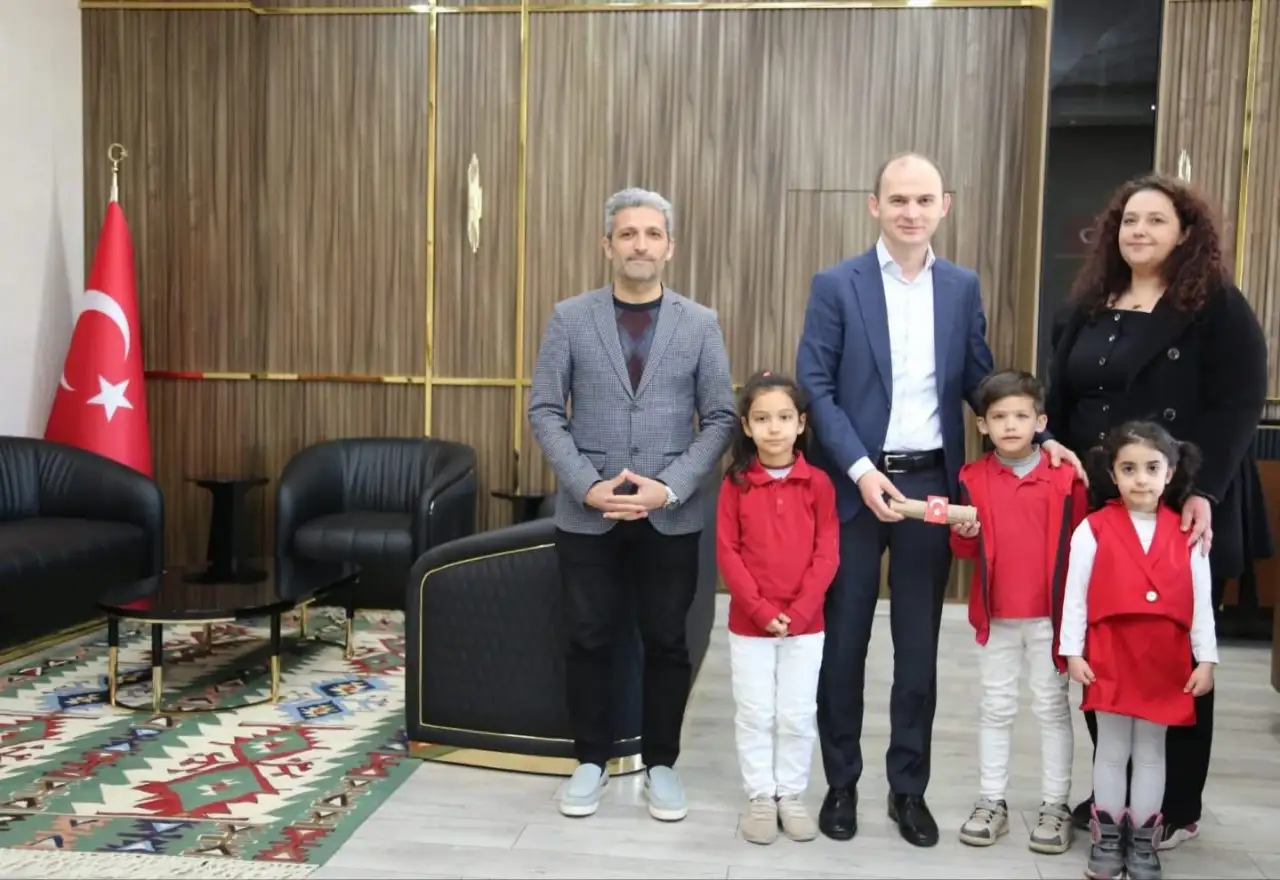 Minik Gazetecilerden Dev Eser: Siverek Kaymakamı Salih Sak&rsquo;a Anlamlı Hediye