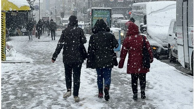 Muş'ta Yoğun Kar ve Tipi Altında Mahsur Kalan 85 Kişi Kurtarıldı