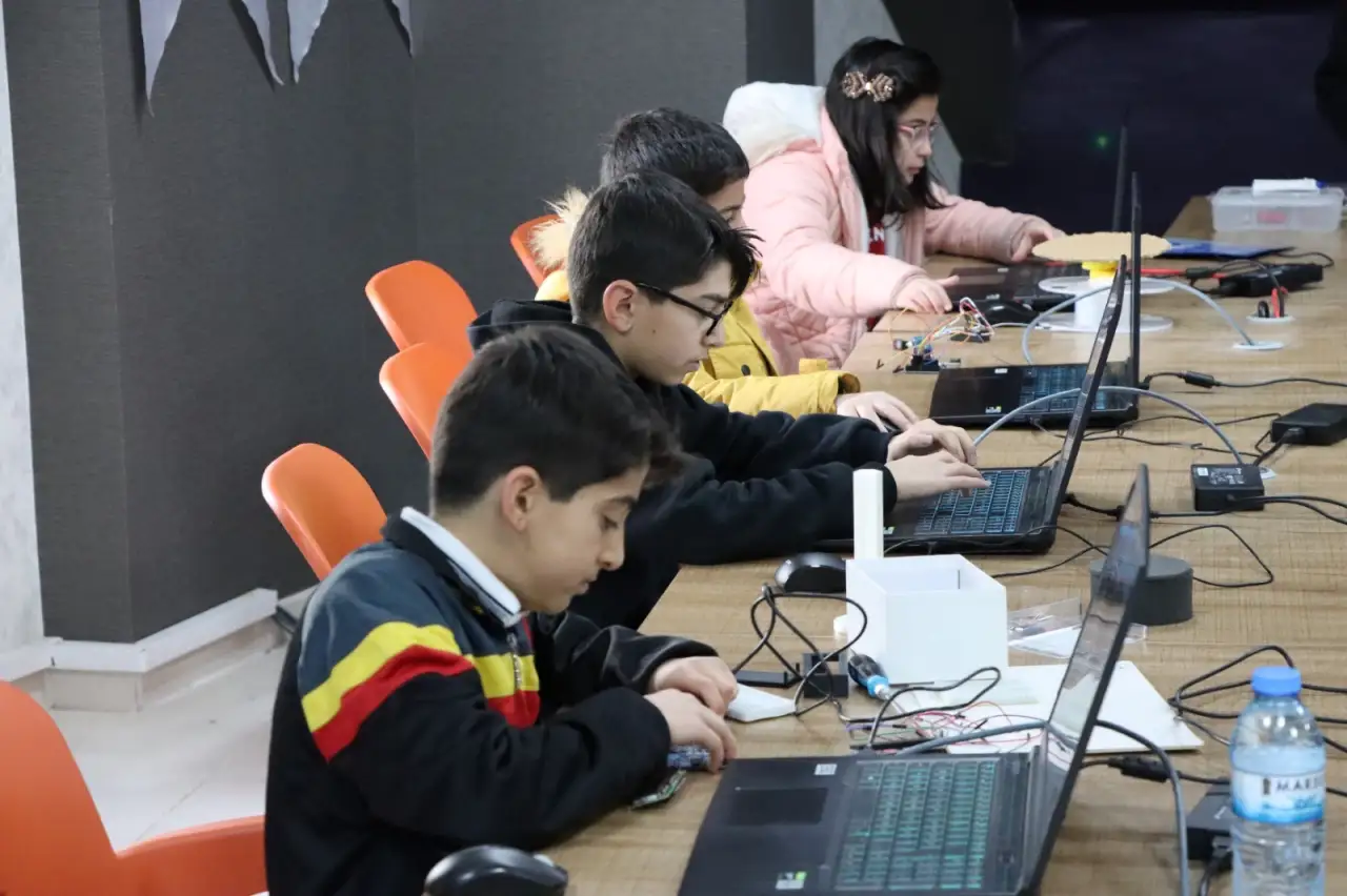 Karak&ouml;pr&uuml;&rsquo;n&uuml;n&nbsp; Battani Bilim Merkezi&rsquo;nin Minik Mucitleri TEKNOFEST Yolunda