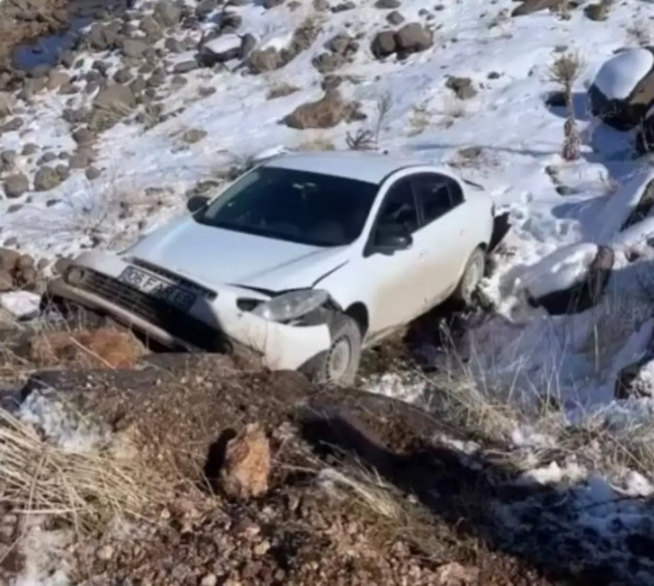 Siverek&rsquo;te&nbsp; Buzlanan Yolda Kontrolden &Ccedil;ıkan Otomobil Dereye U&ccedil;tu!