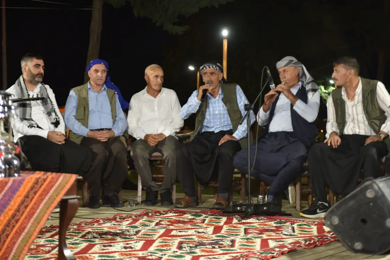 Dengb&ecirc;jler Siverek Kalesi&rsquo;nde Buluştu: Kadim Ezgiler Tarihi Mek&acirc;nda Yankılandı