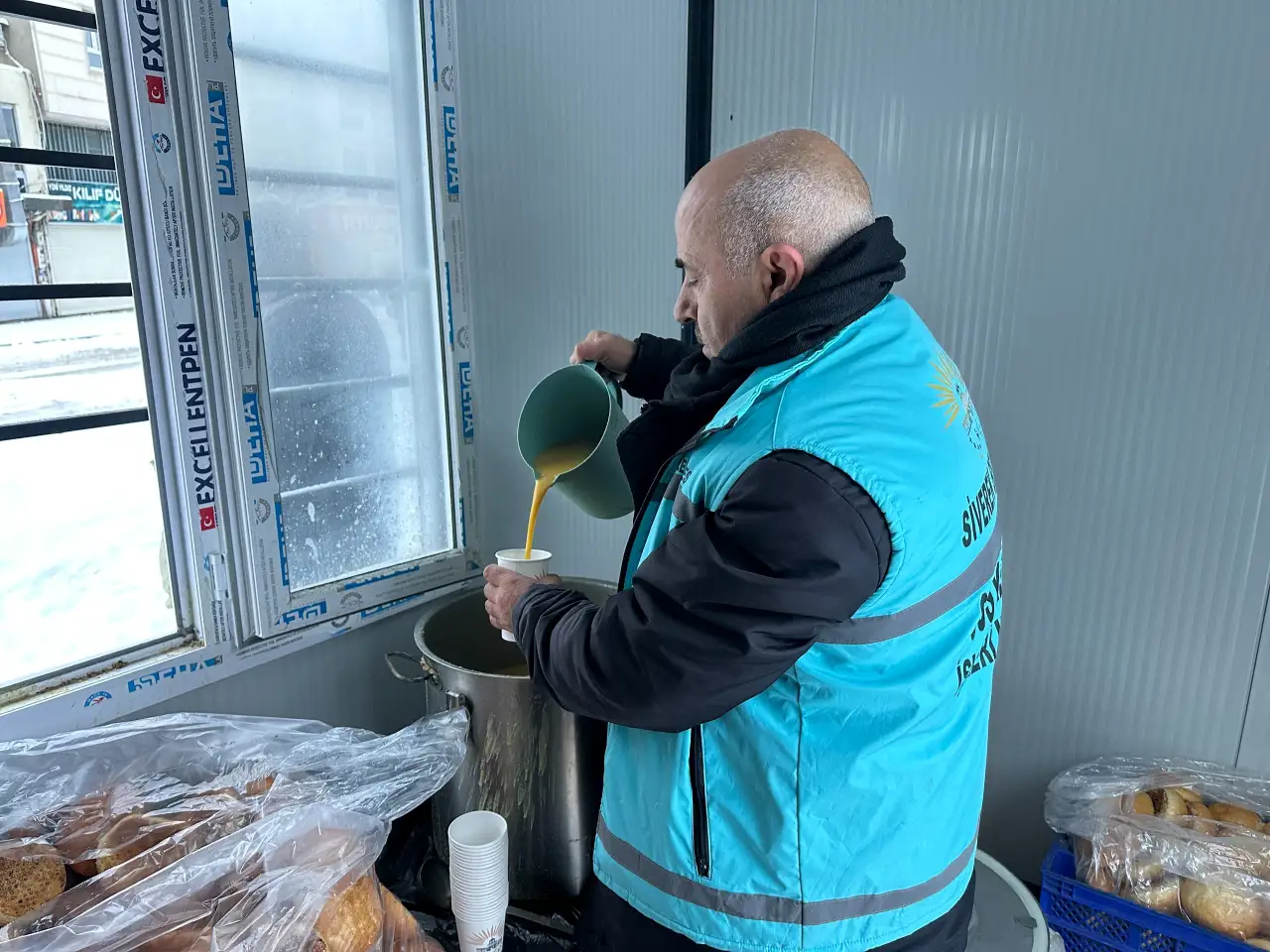 Siverek&rsquo;in Kar Beyazına Sıcak Bir Dokunuş: Belediyeden G&ouml;n&uuml;lleri Isıtan &Ccedil;orba İkramı!