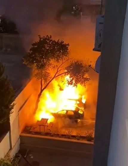  Şüpheli Yangın: 2 Lüks Araç Otoparkta Küle Döndü