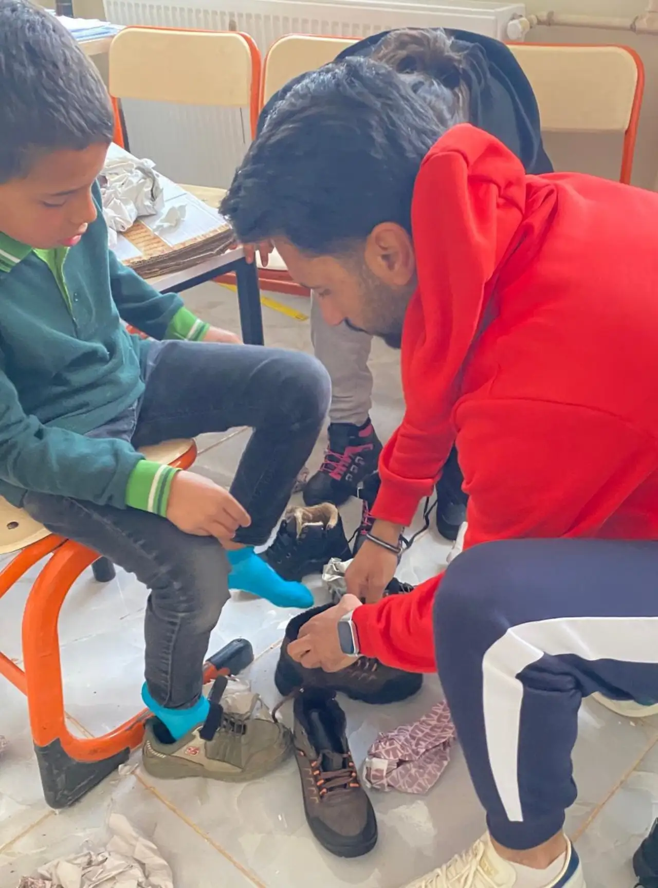 Hayata Dair Grubu&rsquo;ndan Siverekli &Ouml;ğrencilere Karacadağ&rsquo;ın Soğuğuna G&ouml;n&uuml;ll&uuml; Isısı