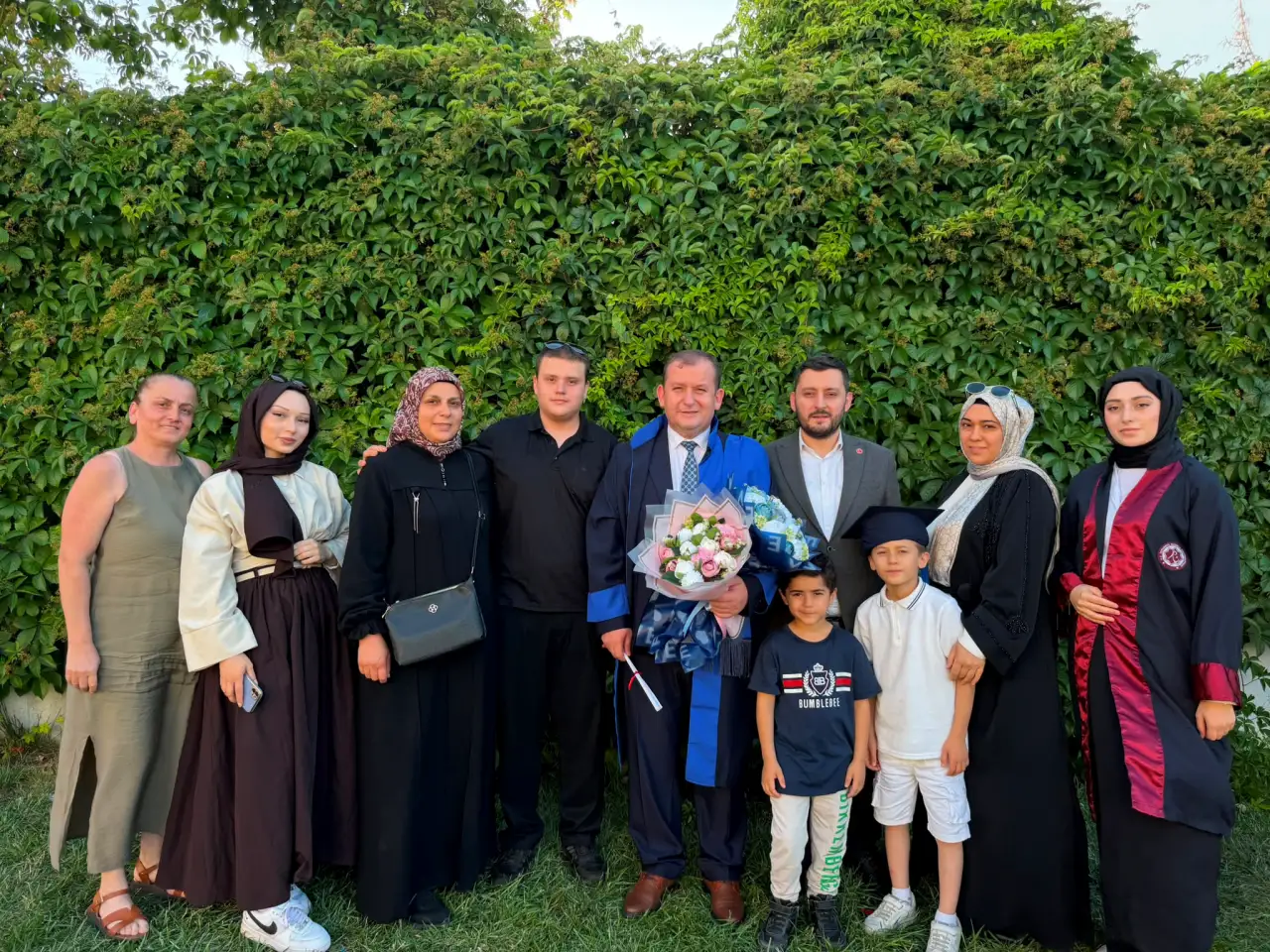 Bir Baba Kızlarıyla Aynı Anda Mezun Oldu  Selami Aykut&rsquo;tan İlham Veren Başarı Hik&acirc;yesi