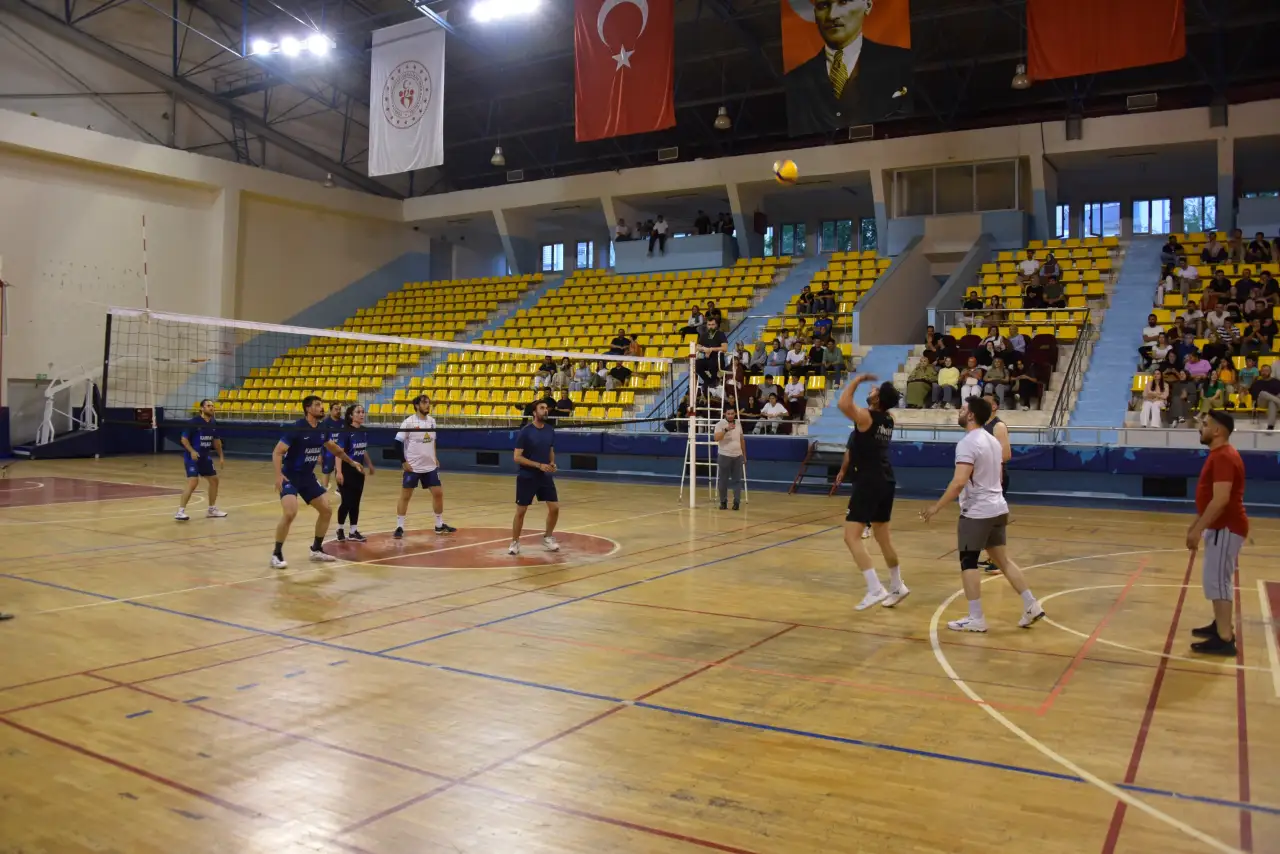 Siverek'te&nbsp; Dev Voleybol Turnuvasında B&uuml;y&uuml;k Finalin Adı Kondu!