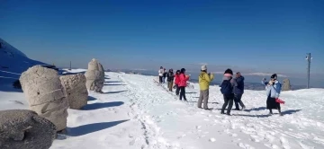 Nemrut Dağı Kışın da Misafirlerini Ağırlıyor: Taylandlı Turistlerden Tam Not