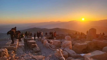 Nemrut Dağı’na Bayramda Yoğun İlgi: Turistlerin Dikkatini Çeken Detaylar