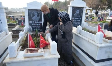 Osmaniyeli Alican Soycan, Depremde Kaybettiği Gelininin ve Torunlarının Mezarında Teselli Arıyor
