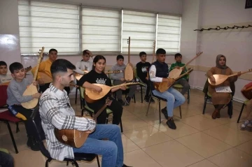 Şahinbey'de Müzikle İç İçe Bir Yaşam: Bağlama Kursları Her Yaşa Hitap Ediyor