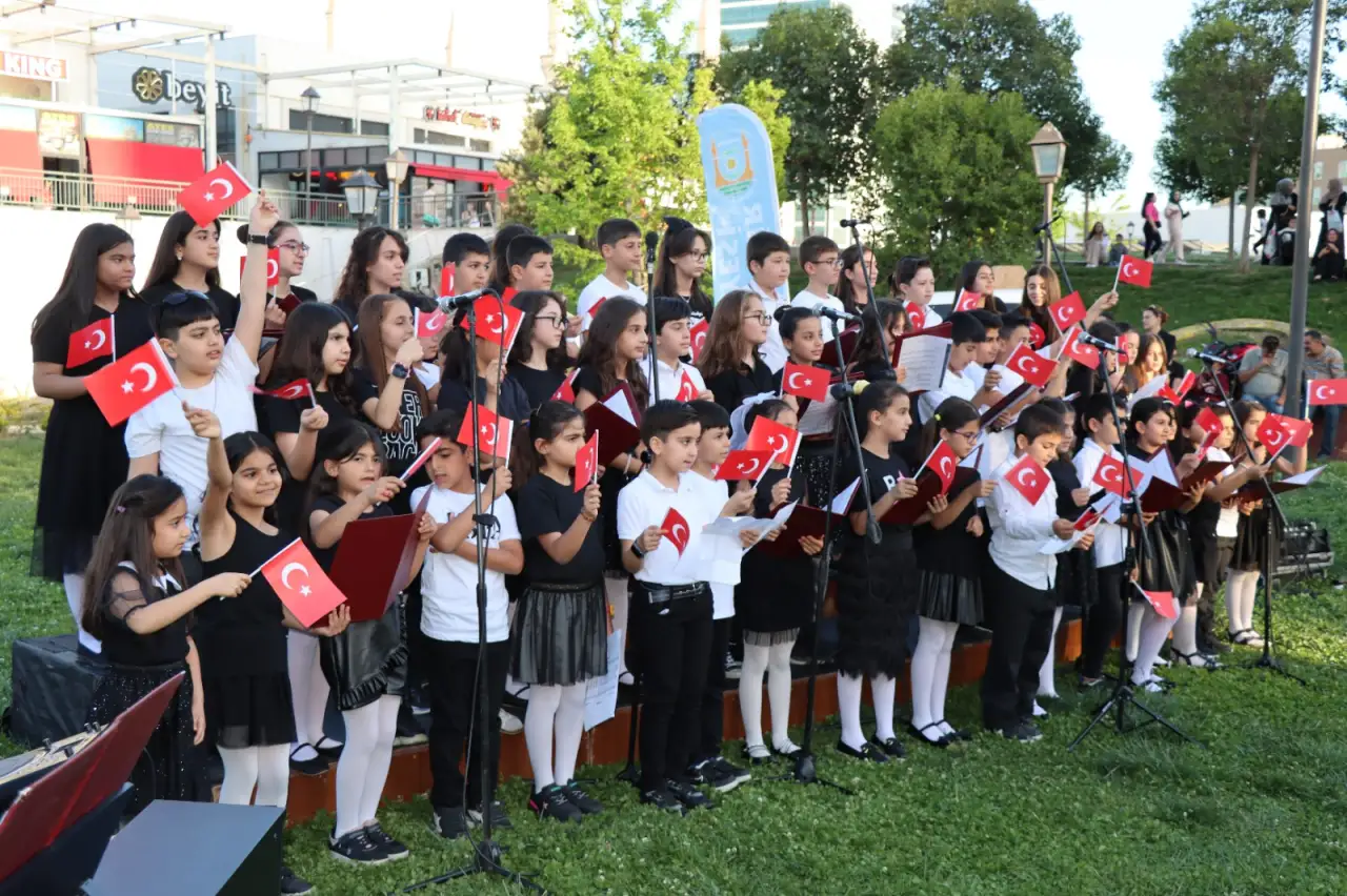 Şanlıurfa'da 23 Nisan Coşkusu: Çocukların Sahnede Büyüleyici Performansı