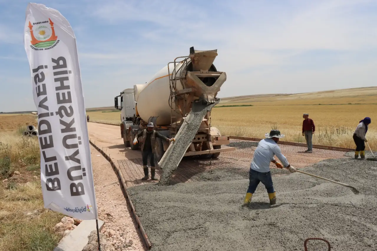 Şanlıurfa'da 3 İl&ccedil;e Beton Yollarla Birbirine Bağlanılıyor