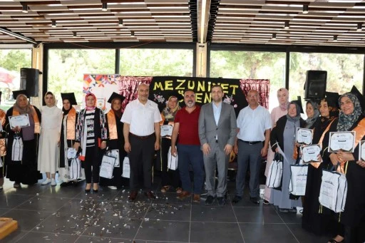 Şanlıurfa&rsquo;da Annelerin B&uuml;y&uuml;k Başarısı: Okuma Yazma &Ouml;ğrenip Mezuniyet Sevinci Yaşadılar
