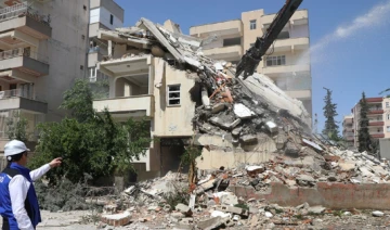 Şanlıurfa'da Deprem Sonrası Ağır Hasarlı Binaların Yıkımı Devam Ediyor