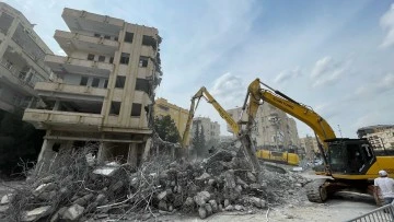 Şanlıurfa'da Deprem Sonrası Ağır Hasarlı Binaların Yıkımı Devam Ediyor