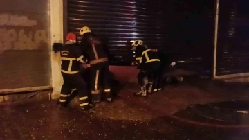 Şanlıurfa'da Döşeme Dükkanında Çıkan Yangın Söndürüldü