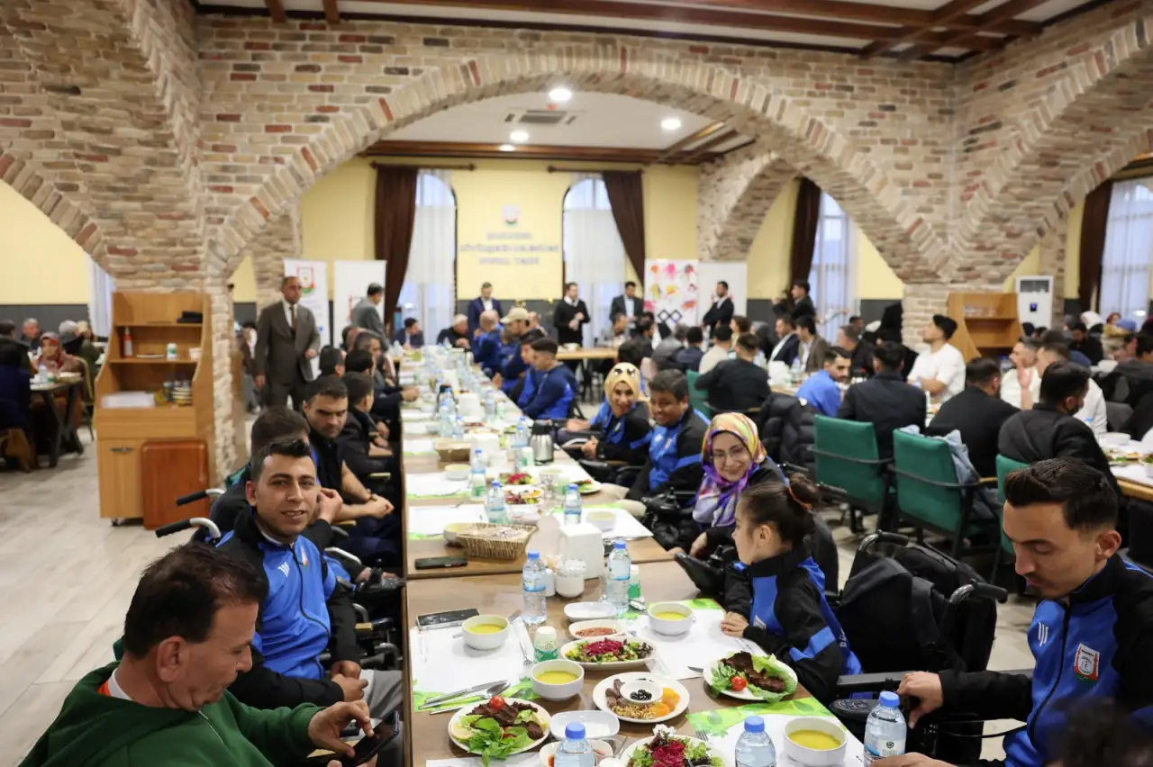 Şanlıurfa&rsquo;da Engel Tanımayan Sevgi Sofrası: Başkan G&uuml;lpınar Vatandaşlarla Bir Arada
