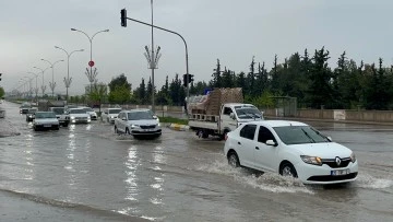 Şanlıurfa'da Gece Saatlerinde Başlayan Sağanak Yağış Hayatı Olumsuz Etkiledi