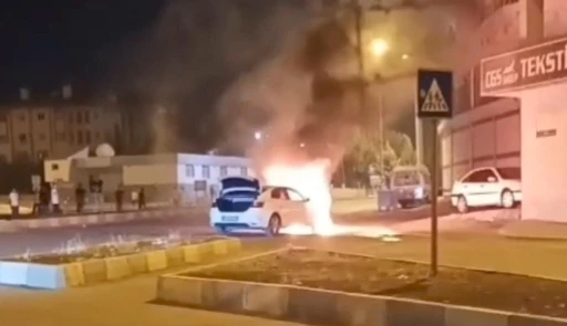  1 Otomobil Yandı, 3 Araç Kazaya Karıştı
