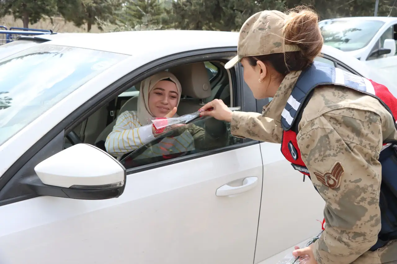 Şanlıurfa'da Jandarma'dan Kadınlar G&uuml;n&uuml;nde Yollarda Karanfilli Koruma!