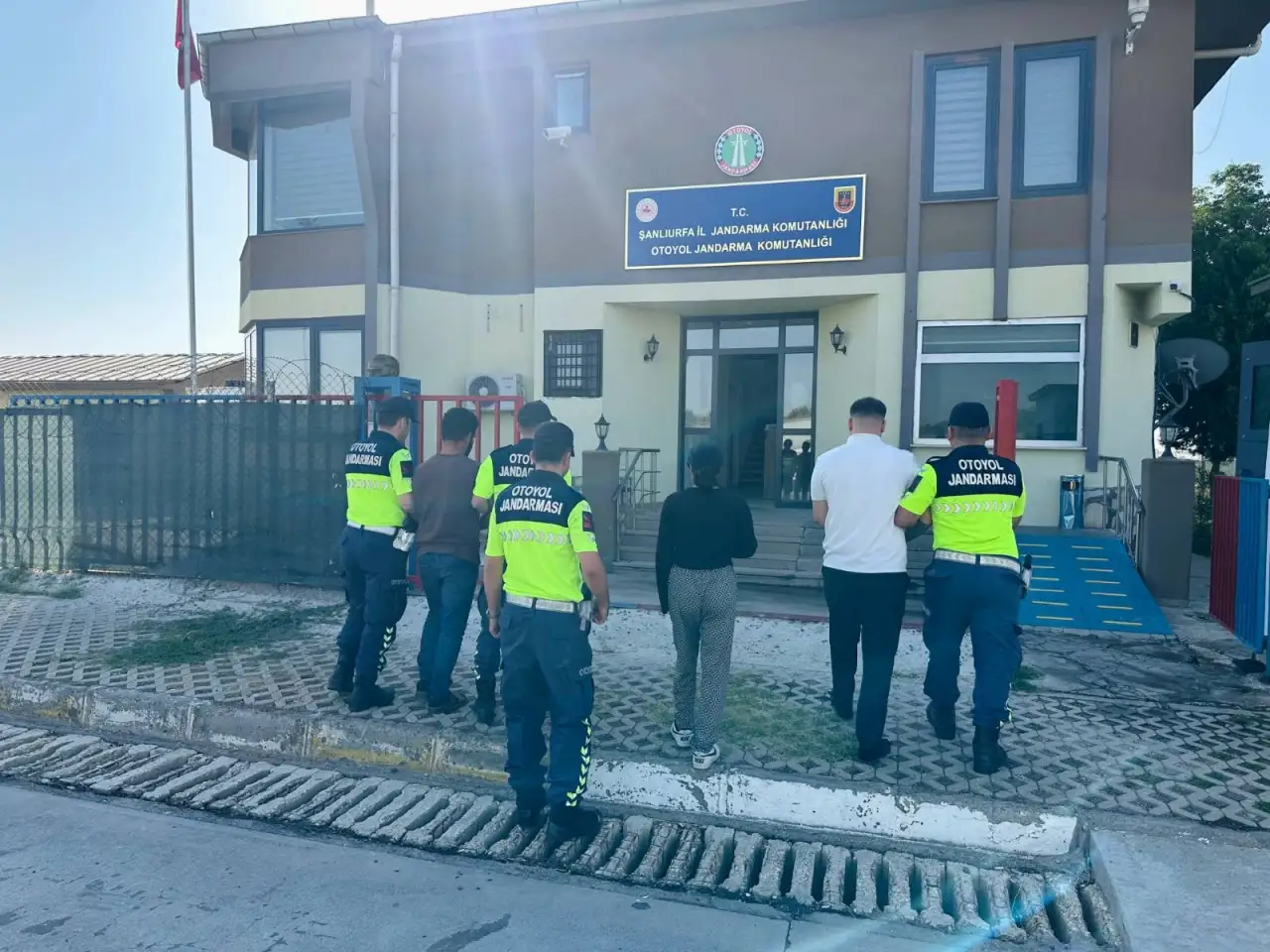 Şanlıurfa&rsquo;da Jandarmadan Dolandırıcılık Operasyonu: Ara&ccedil;tan &Ccedil;ok Sayıda Altın ve D&ouml;viz &Ccedil;ıktı
