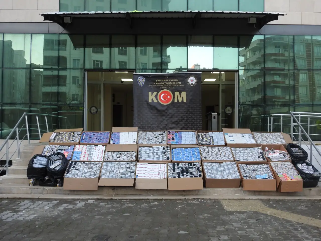 Şanlıurfa&rsquo;da Ka&ccedil;ak&ccedil;ılığa B&uuml;y&uuml;k Darbe: 2,5 Milyon TL Değerinde Ka&ccedil;ak Sigara Ele Ge&ccedil;irildi!